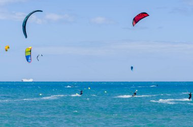 Malaga, İspanya - 25 Mayıs 2018 aktif spor pratik insanlar, güç uçurtma rüzgarlı bir koyda kullanarak sürme dalga