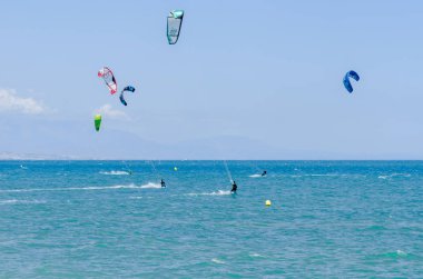 Malaga, İspanya - 25 Mayıs 2018 aktif spor pratik insanlar, güç uçurtma rüzgarlı bir koyda kullanarak sürme dalga