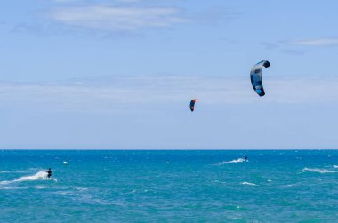 Malaga, İspanya - 25 Mayıs 2018 aktif spor pratik insanlar, güç uçurtma rüzgarlı bir koyda kullanarak sürme dalga