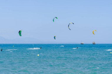 Malaga, İspanya - 25 Mayıs 2018 aktif spor pratik insanlar, güç uçurtma rüzgarlı bir koyda kullanarak sürme dalga