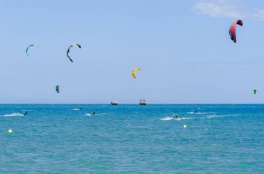 Malaga, İspanya - 25 Mayıs 2018 aktif spor pratik insanlar, güç uçurtma rüzgarlı bir koyda kullanarak sürme dalga