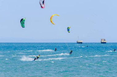 Malaga, İspanya - 25 Mayıs 2018 aktif spor pratik insanlar, güç uçurtma rüzgarlı bir koyda kullanarak sürme dalga