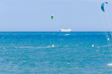 Malaga, İspanya - 25 Mayıs 2018 aktif spor pratik insanlar, güç uçurtma rüzgarlı bir koyda kullanarak sürme dalga