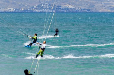 Malaga, İspanya - 25 Mayıs 2018 aktif spor pratik insanlar, güç uçurtma rüzgarlı bir koyda kullanarak sürme dalga