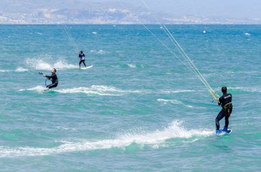 Malaga, İspanya - 25 Mayıs 2018 aktif spor pratik insanlar, güç uçurtma rüzgarlı bir koyda kullanarak sürme dalga