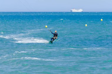 Malaga, İspanya - 25 Mayıs 2018 aktif spor pratik insanlar, güç uçurtma rüzgarlı bir koyda kullanarak sürme dalga