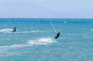 Malaga, İspanya - 25 Mayıs 2018 aktif spor pratik insanlar, güç uçurtma rüzgarlı bir koyda kullanarak sürme dalga