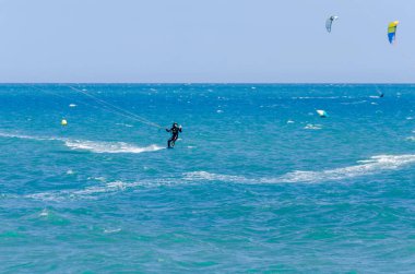 Malaga, İspanya - 25 Mayıs 2018 aktif spor pratik insanlar, güç uçurtma rüzgarlı bir koyda kullanarak sürme dalga