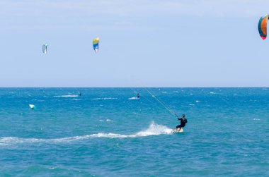 Malaga, İspanya - 25 Mayıs 2018 aktif spor pratik insanlar, güç uçurtma rüzgarlı bir koyda kullanarak sürme dalga