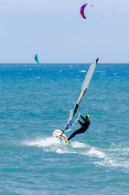 Malaga, İspanya - 25 Mayıs 2018 aktif spor pratik insanlar, güç uçurtma rüzgarlı bir koyda kullanarak sürme dalga