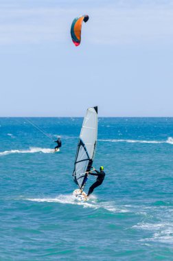 Malaga, İspanya - 25 Mayıs 2018 aktif spor pratik insanlar, güç uçurtma rüzgarlı bir koyda kullanarak sürme dalga