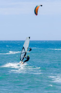 Malaga, İspanya - 25 Mayıs 2018 aktif spor pratik insanlar, güç uçurtma rüzgarlı bir koyda kullanarak sürme dalga