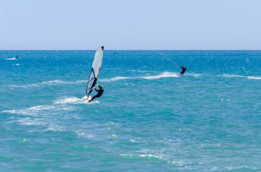 Malaga, İspanya - 25 Mayıs 2018 aktif spor pratik insanlar, güç uçurtma rüzgarlı bir koyda kullanarak sürme dalga