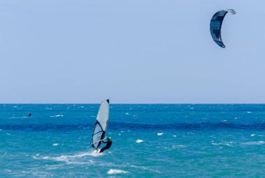 Malaga, İspanya - 25 Mayıs 2018 aktif spor pratik insanlar, güç uçurtma rüzgarlı bir koyda kullanarak sürme dalga