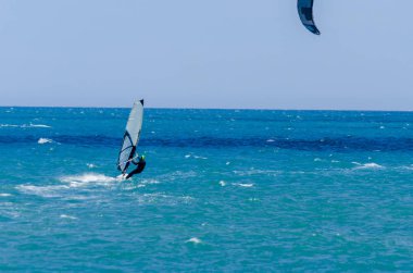 Malaga, İspanya - 25 Mayıs 2018 aktif spor pratik insanlar, güç uçurtma rüzgarlı bir koyda kullanarak sürme dalga