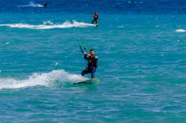 Malaga, İspanya - 25 Mayıs 2018 aktif spor pratik insanlar, güç uçurtma rüzgarlı bir koyda kullanarak sürme dalga