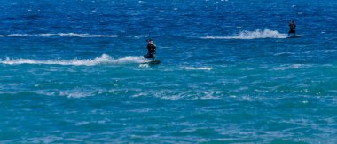 Malaga, İspanya - 25 Mayıs 2018 aktif spor pratik insanlar, güç uçurtma rüzgarlı bir koyda kullanarak sürme dalga