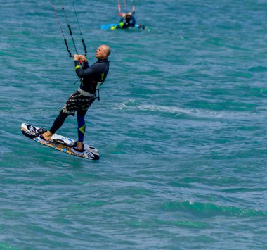 Malaga, İspanya - 25 Mayıs 2018 aktif spor pratik insanlar, güç uçurtma rüzgarlı bir koyda kullanarak sürme dalga