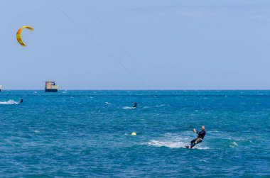 Malaga, İspanya - 25 Mayıs 2018 aktif spor pratik insanlar, güç uçurtma rüzgarlı bir koyda kullanarak sürme dalga