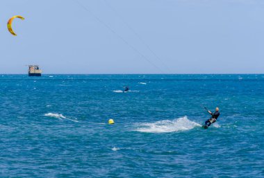 Malaga, İspanya - 25 Mayıs 2018 aktif spor pratik insanlar, güç uçurtma rüzgarlı bir koyda kullanarak sürme dalga