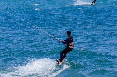 Malaga, İspanya - 25 Mayıs 2018 aktif spor pratik insanlar, güç uçurtma rüzgarlı bir koyda kullanarak sürme dalga