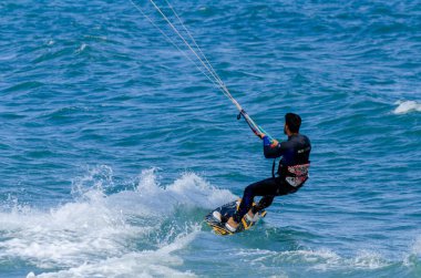 Malaga, İspanya - 25 Mayıs 2018 aktif spor pratik insanlar, güç uçurtma rüzgarlı bir koyda kullanarak sürme dalga