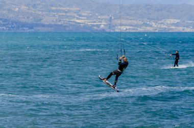 Malaga, İspanya - 25 Mayıs 2018 aktif spor pratik insanlar, güç uçurtma rüzgarlı bir koyda kullanarak sürme dalga
