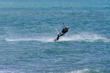 Malaga, İspanya - 25 Mayıs 2018 aktif spor pratik insanlar, güç uçurtma rüzgarlı bir koyda kullanarak sürme dalga