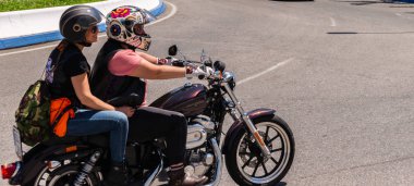 Nerja, İspanya - 10 Haziran 2018 insanlar ve motosiklet motosiklet ralli bir sahil İspanyol kasabasında