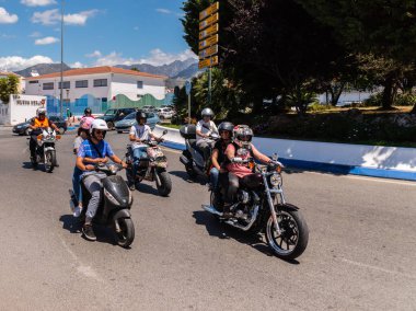 Nerja, İspanya - 10 Haziran 2018 insanlar ve motosiklet motosiklet ralli bir sahil İspanyol kasabasında
