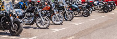 Nerja, İspanya - 10 Haziran 2018 insanlar ve motosiklet motosiklet ralli bir sahil İspanyol kasabasında