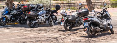 Nerja, İspanya - 10 Haziran 2018 insanlar ve motosiklet motosiklet ralli bir sahil İspanyol kasabasında