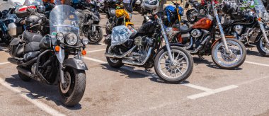 Nerja, İspanya - 10 Haziran 2018 insanlar ve motosiklet motosiklet ralli bir sahil İspanyol kasabasında