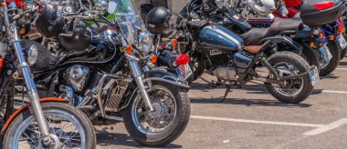 Nerja, İspanya - 10 Haziran 2018 insanlar ve motosiklet motosiklet ralli bir sahil İspanyol kasabasında