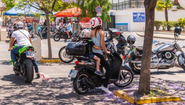 Nerja, İspanya - 10 Haziran 2018 insanlar ve motosiklet motosiklet ralli bir sahil İspanyol kasabasında