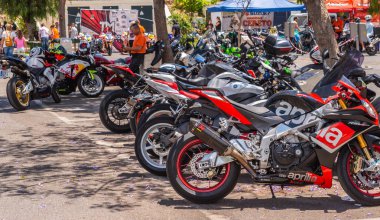 Nerja, İspanya - 10 Haziran 2018 insanlar ve motosiklet motosiklet ralli bir sahil İspanyol kasabasında