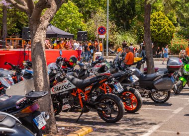 Nerja, İspanya - 10 Haziran 2018 insanlar ve motosiklet motosiklet ralli bir sahil İspanyol kasabasında