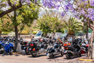 Nerja, İspanya - 10 Haziran 2018 insanlar ve motosiklet motosiklet ralli bir sahil İspanyol kasabasında