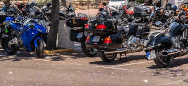 Nerja, İspanya - 10 Haziran 2018 insanlar ve motosiklet motosiklet ralli bir sahil İspanyol kasabasında