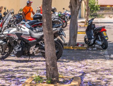 Nerja, İspanya - 10 Haziran 2018 insanlar ve motosiklet motosiklet ralli bir sahil İspanyol kasabasında