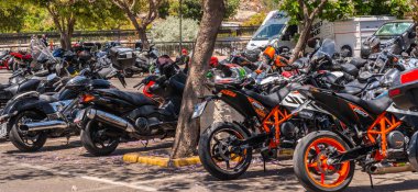 Nerja, İspanya - 10 Haziran 2018 insanlar ve motosiklet motosiklet ralli bir sahil İspanyol kasabasında