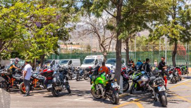 Nerja, İspanya - 10 Haziran 2018 insanlar ve motosiklet motosiklet ralli bir sahil İspanyol kasabasında