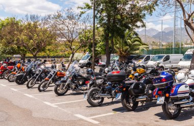 Nerja, İspanya - 10 Haziran 2018 insanlar ve motosiklet motosiklet ralli bir sahil İspanyol kasabasında