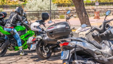 Nerja, İspanya - 10 Haziran 2018 insanlar ve motosiklet motosiklet ralli bir sahil İspanyol kasabasında