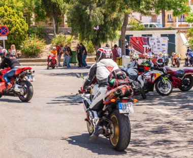 Nerja, İspanya - 10 Haziran 2018 insanlar ve motosiklet motosiklet ralli bir sahil İspanyol kasabasında