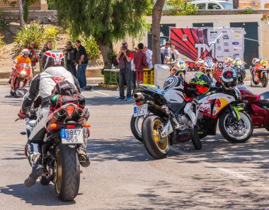 Nerja, İspanya - 10 Haziran 2018 insanlar ve motosiklet motosiklet ralli bir sahil İspanyol kasabasında