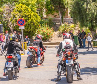 Nerja, İspanya - 10 Haziran 2018 insanlar ve motosiklet motosiklet ralli bir sahil İspanyol kasabasında