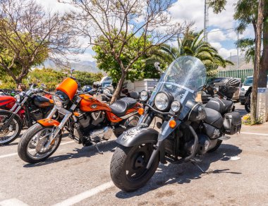 Nerja, İspanya - 10 Haziran 2018 insanlar ve motosiklet motosiklet ralli bir sahil İspanyol kasabasında