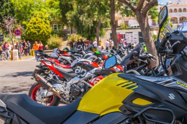 Nerja, İspanya - 10 Haziran 2018 insanlar ve motosiklet motosiklet ralli bir sahil İspanyol kasabasında