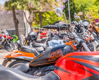 Nerja, İspanya - 10 Haziran 2018 insanlar ve motosiklet motosiklet ralli bir sahil İspanyol kasabasında